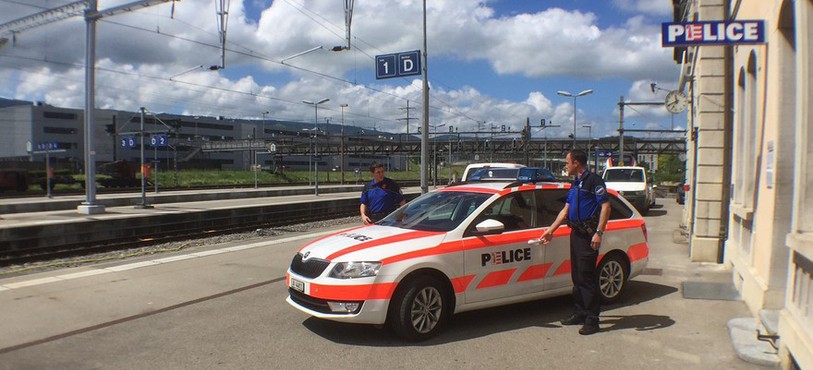 Inauguration d'un local de 50 mètres carrés en gare de Delémont. Ce lieu servira à la police cantonale jurassienne, à la police municipale de Delémont, à la police des transports CFF ainsi qu'aux corps des gardes-frontières.