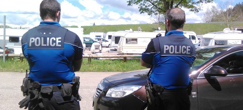 Lundi après-midi, les gens du voyage de La Vue-des-Alpes ne semblaient pas pressés de partir.
