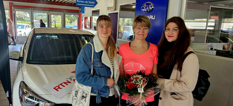Eveline devant sa toute nouvelle voiture