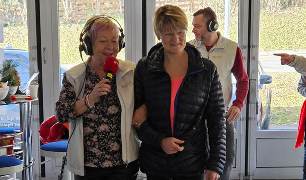 Claire montre sa nouvelle voiture à Eveline