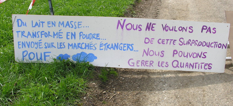 Exemple de slogans affichés sur le barrage symbolique à Môtiers