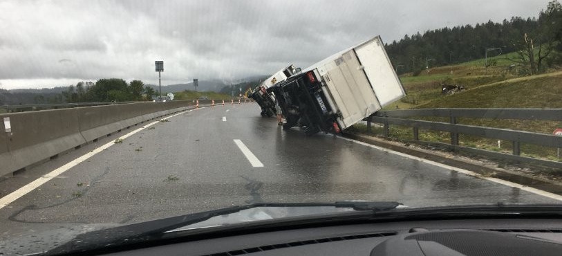 Des voitures renversées à cause de l'orage à La Chaux-de-Fonds