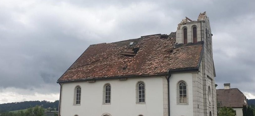 Le clocher de l'église de La Sagne a disparu lors du violent orage de ce lundi 24 juillet. (Photo : Jean-Claude Sester)