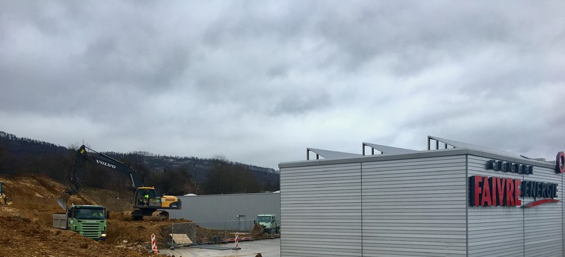 L'entreprise Faivre Energie SA construit pour la fin de l'année une nouvelle halle pour y développer ses activités. Les nouveaux locaux de 1200 mètres carrés serviront aussi à l'entreprise Dukométal et abriteront des surfaces administratives.