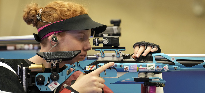 Audrey Gogniat décroche la médaille de bronze lors de la finale du tir à la carabine à air comprimé à 10m aux JO de Paris ce lundi. (Photo : AP / Manish Swarup)