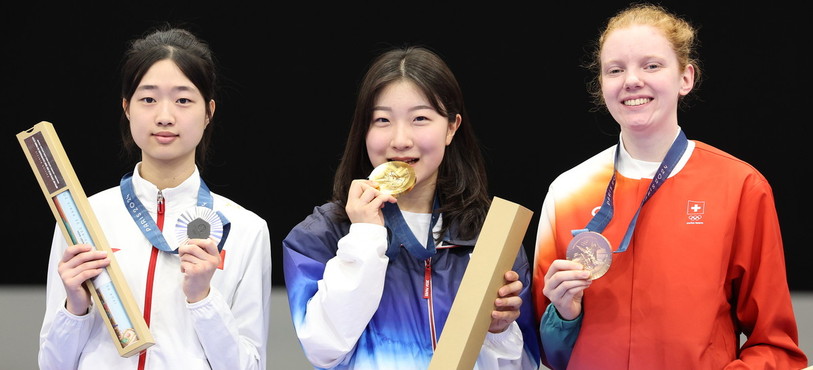 Audrey Gogniat décroche la médaille de bronze lors de la finale du tir à la carabine à air comprimé à 10m aux JO de Paris ce lundi. (Photo : EPA/VASSIL DONEV)