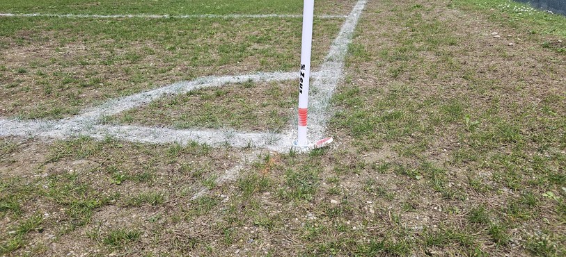 Le terrain du stade des Malévaux est mal en point.