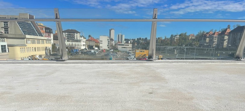 Vue depuis un banc sur le Grand-Pont à La Chaux-de-Fonds