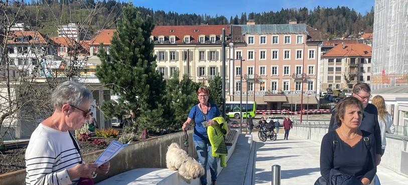 Des passants sur le Grand-Pont à La Chaux-de-Fonds lors de l'inauguration ce vendredi.