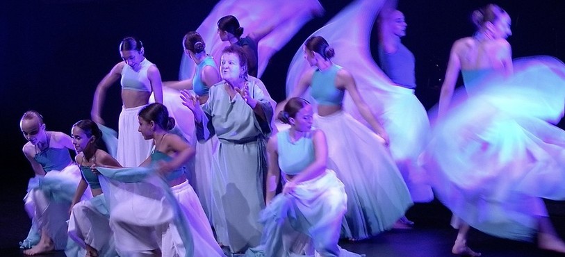Raymonde Froidevaux entourée des danseuses de l'Atelier de Danse Joëlle Prince 