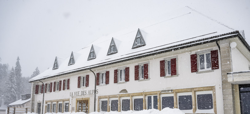 Daniel Geiser, President du Conseil communal de Val-de-Ruz, Alain Ribaux, Conseiller d'Etat et Anouk Arbona, membre du Conseil communal de Val-de-Ruz. (Photo : Keystone/Jean-Christophe Bott)