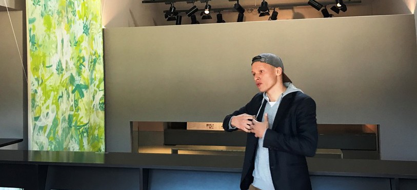 L'artiste Benjamin Locateli devant sa toile de 8 mètres.