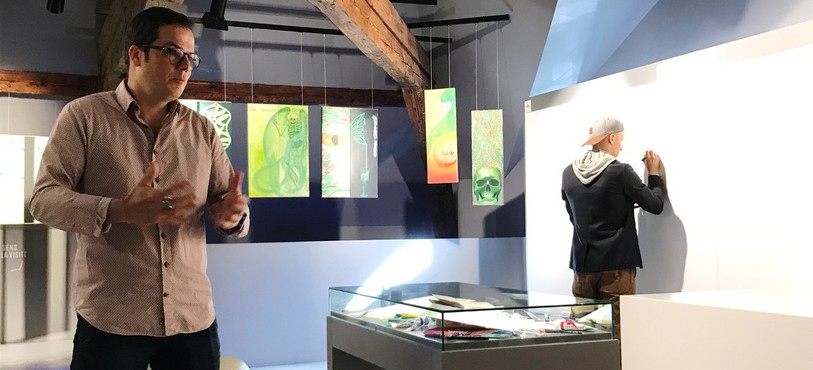 Yann Klauser, directeur de la Maison de l'absinthe, et au fond, l'artiste Benjamin Locateli au travail.