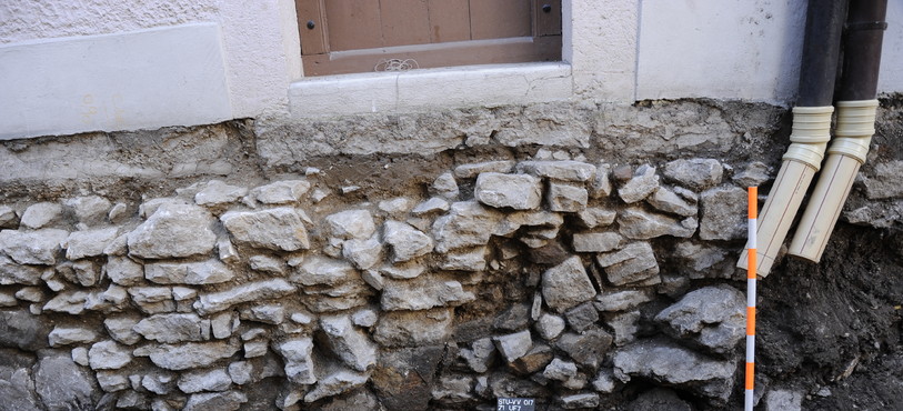St-Ursanne, Vieille Ville. Fondations maçonnées d'anciens bâtiments à la rue du Quartier. Photo: OCC-SAP