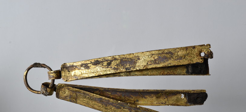 St-Ursanne, Vieille Ville. Eléments de harnais recouverts de feuille d'or. Photo: OCC-SAP