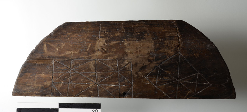 St-Ursanne, Vieille Ville.Jeu d'alquerque (ancêtre du jeu de Dame) gravé sur un couvercle de tonneau. Moyen-Age. Photo: OCC-SAP