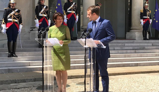Première visite de la présidente de la Confédération Doris Leuthard à l'Elysée, reçue par le président de la République française Emmanuel Macron.