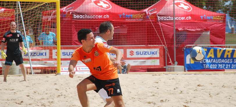 Le BSC Lions Riviera (en orange) est la seule équipe romande de beach soccer