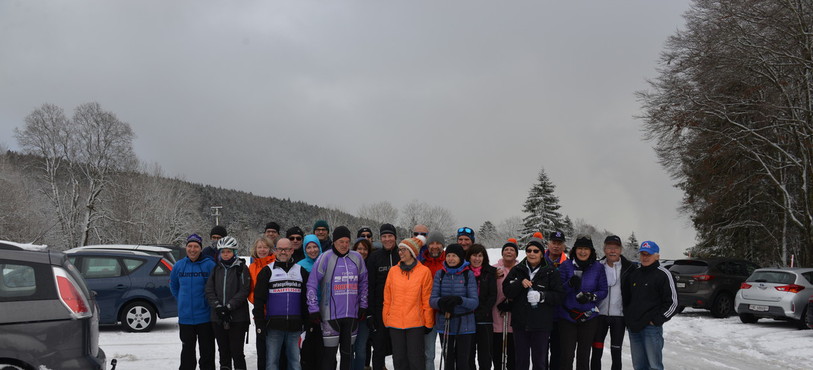 Marcheurs et cyclistes à leur arrivée à La Tourne.