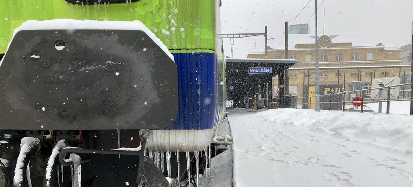 L'importante quantité de neige tombée en plaine a fortement perturbé le trafic ferroviaire.