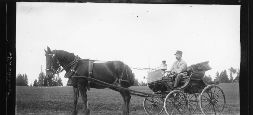 Autoportrait d'Eugène Cattin, facteur et photographe aux Bois au XXème siècle. Référence : ArCJ Cheval 137 J 2751a