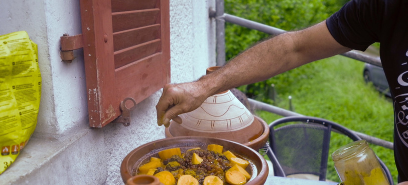 Quelques épices sur un Tajine prêt à dévoiler ses saveurs.