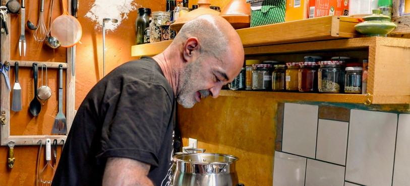Mehdi Bourkia découvre un Tajine bientôt prêt à être savouré.