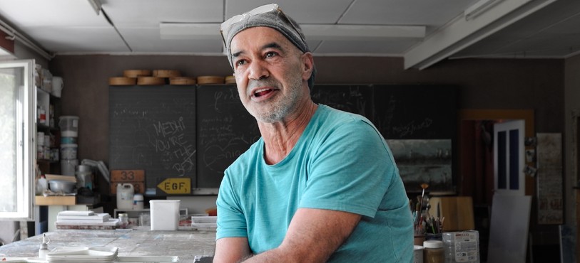 Mehdi Bourkia nous accueille dans son atelier à Goumois