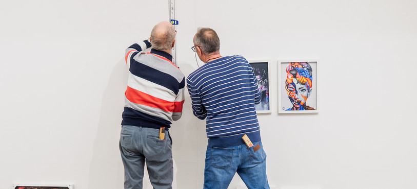 Michel Cattin et Jean-Jacques Wermeille lors de l'accrochage de la série "Graffiti"