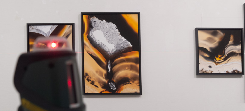 Images macro de Marc Wunderlich avec un appareil au laser pour la précision de l'accrochage