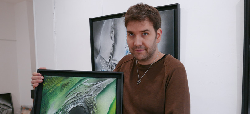 Yoann Rais présente l'une de ses œuvres