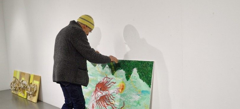 Guy Chappuis face à une des oeuvres inspirée par le vent