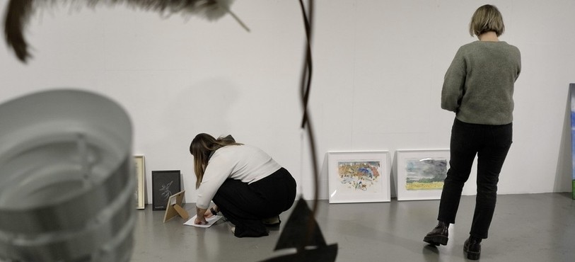 La plume et le métal dans l'oeuvre Totem de Jean-Claude Boivin