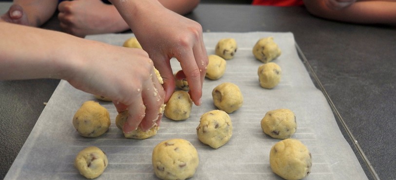 Des mains expertes pour préparer les cookies.