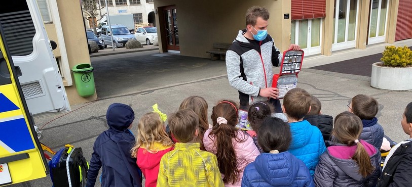 Fondateur de l'association et ambulancier, le Courtisan Pierre Mühletaler a captivé les enfants du village.