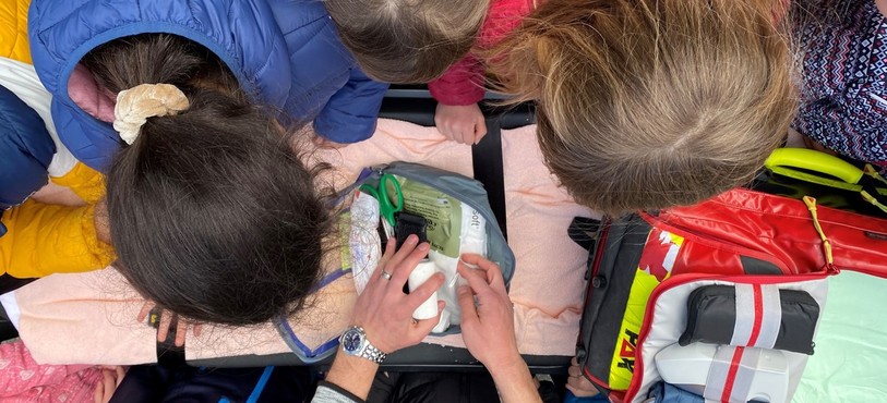 Fondateur de l'association et ambulancier, le Courtisan Pierre Mühletaler a captivé les enfants du village.