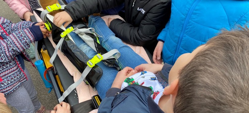 Fondateur de l'association et ambulancier, le Courtisan Pierre Mühletaler a captivé les enfants du village.