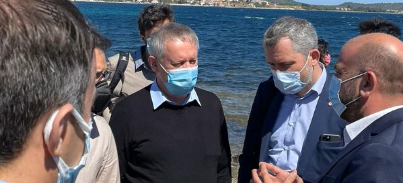 Pierre-Alain Fridez (en centre de l’image, habillé en noir) s’est rendu au camp de réfugiés à Lesbos. (Photo : Pierre-Alain Fridez).