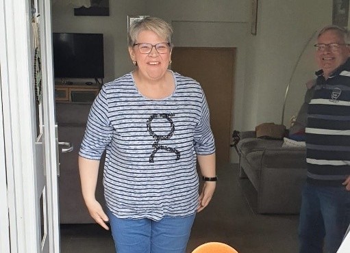 Rachel, heureuse et surprise, au moment d'ouvrir la porte