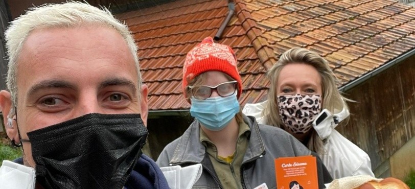 Sven et Séverine entourent notre gagnante Noémie pour la photo
