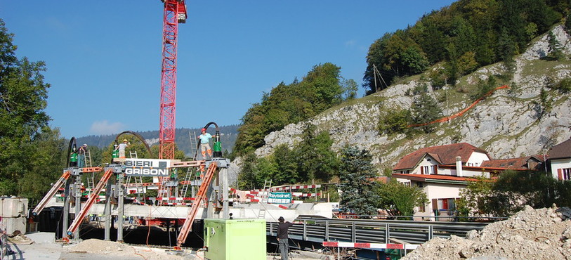 Pose du pont entre Fleurier et Saint-Sulpice