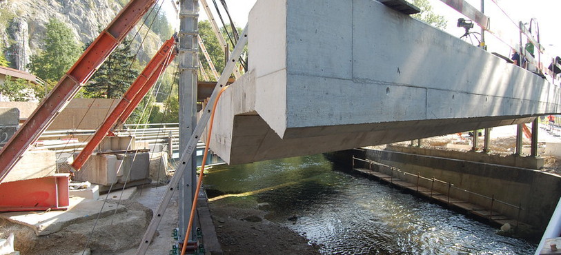 Pose du pont entre Fleurier et Saint-Sulpice