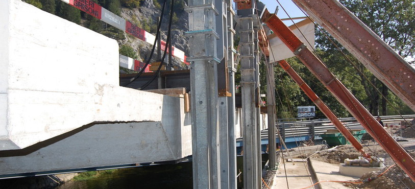 Pose du pont entre Fleurier et Saint-Sulpice