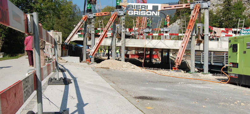 Pose du pont entre Fleurier et Saint-Sulpice