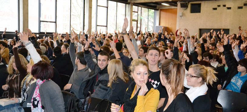 Les étudiants du Lycée Jean-Piaget ont suivi l'élection au Conseil fédéral toute la matinée.
